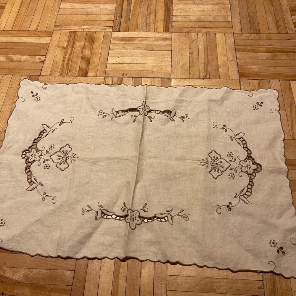 3/50$ Vintage embroidered table runner nwot - Picture 2 of 4
